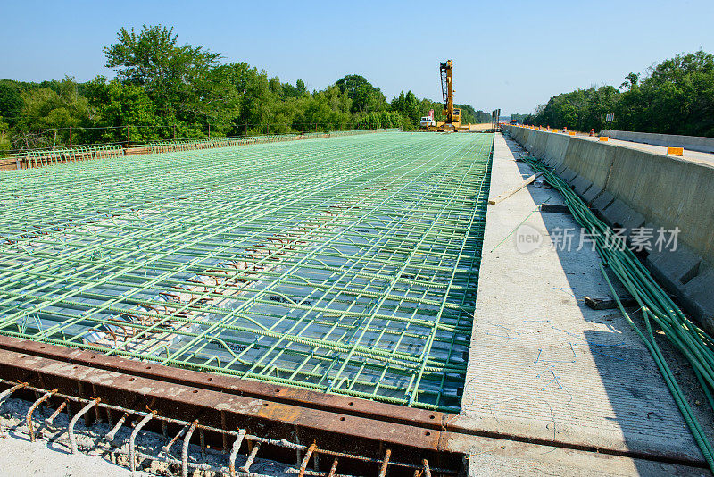 正在建设的公路桥的边缘视图