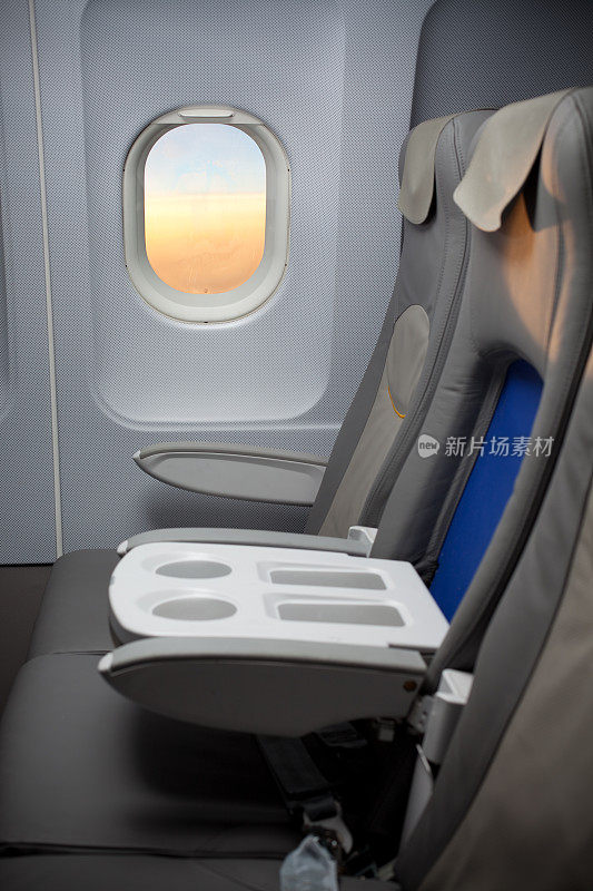 飞机座位和窗户