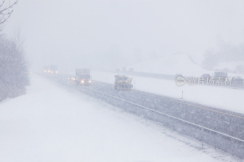 暴风雪扫雪车在纽约州高速公路上