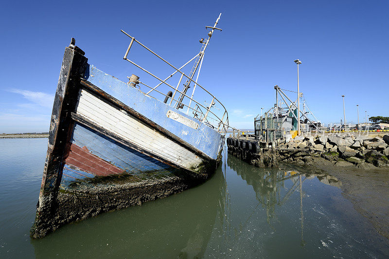 南非Laaiplek港沉没的拖网渔船倾斜