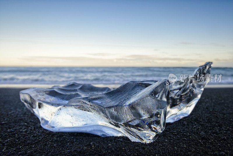 冰岛黑色熔岩海滩上的冰的形状