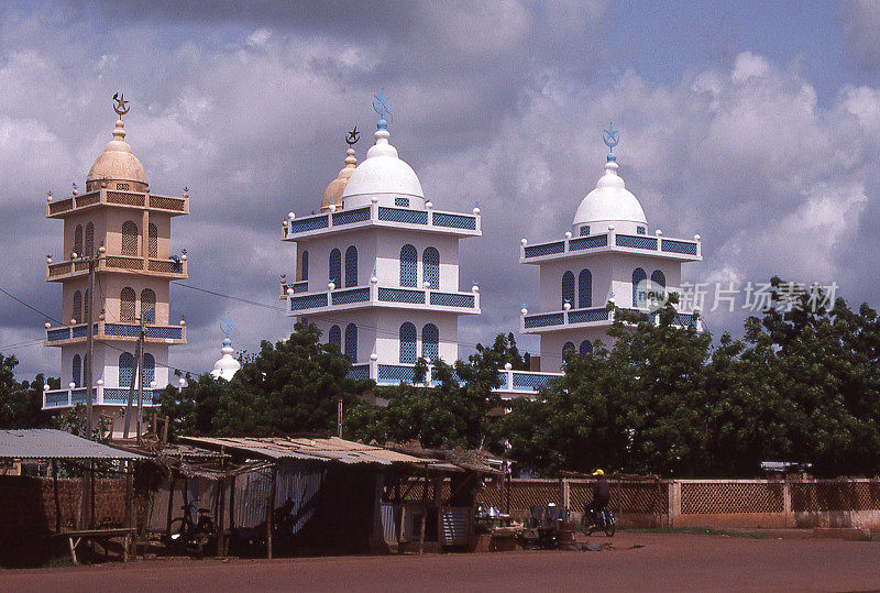 西非布吉纳法索瓦加杜古的大型清真寺