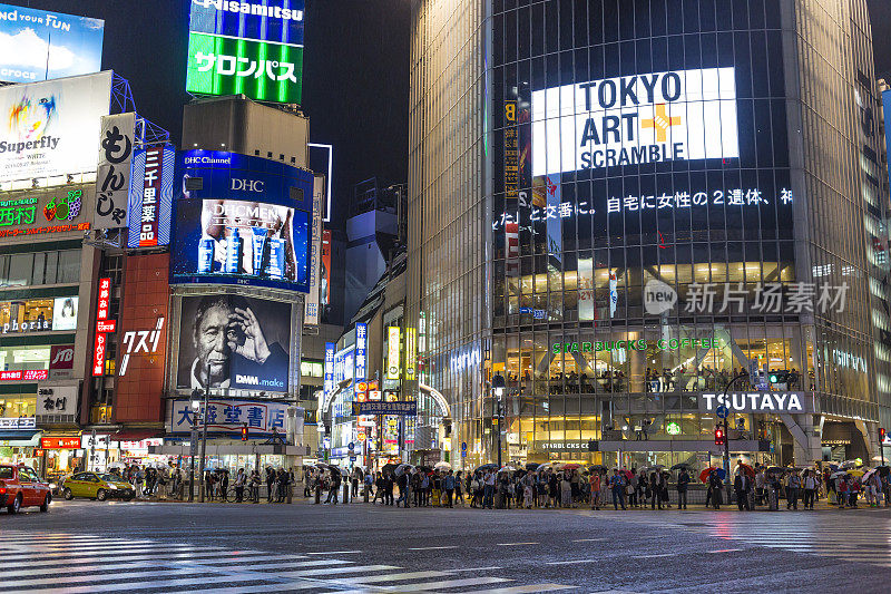 日本涩谷十字路口等待过马路的人们