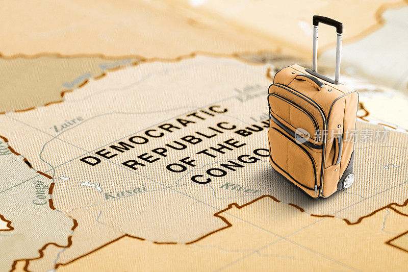 目的地刚果民主共和国。地图上的橙色手提箱。