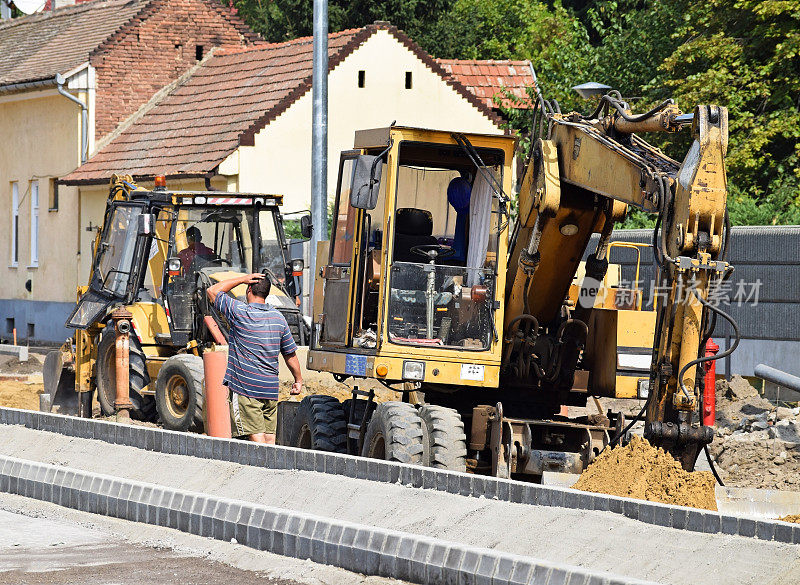 挖掘机正在进行道路建设