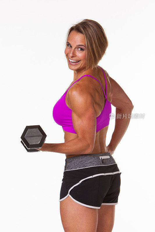 非常适合和有吸引力的健身教练与一个哑铃
