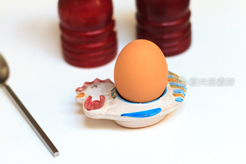 简单早餐:鸡蛋杯鸡蛋，盐和胡椒粉