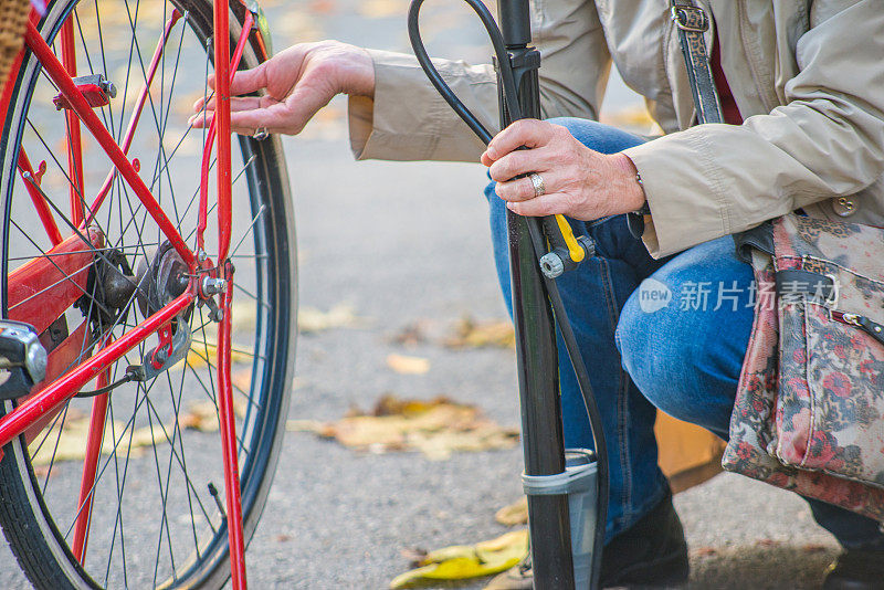 常州妇女肖像与自行车户外