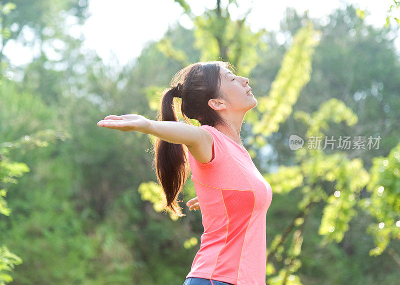 亚洲妇女享受新鲜空气