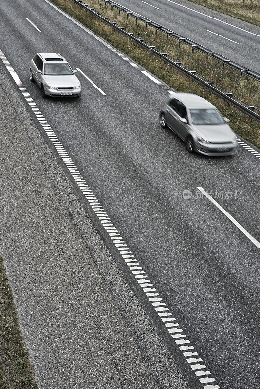 高速公路上的小型欧洲家庭汽车