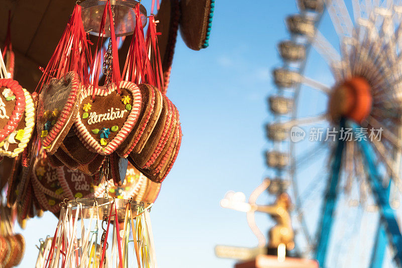 十月节的心形姜饼挂在摩天轮前