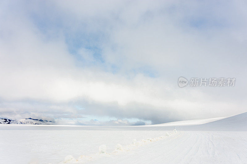 乌云密布的天空下，厚厚的积雪覆盖着Vatnajokull冰川。