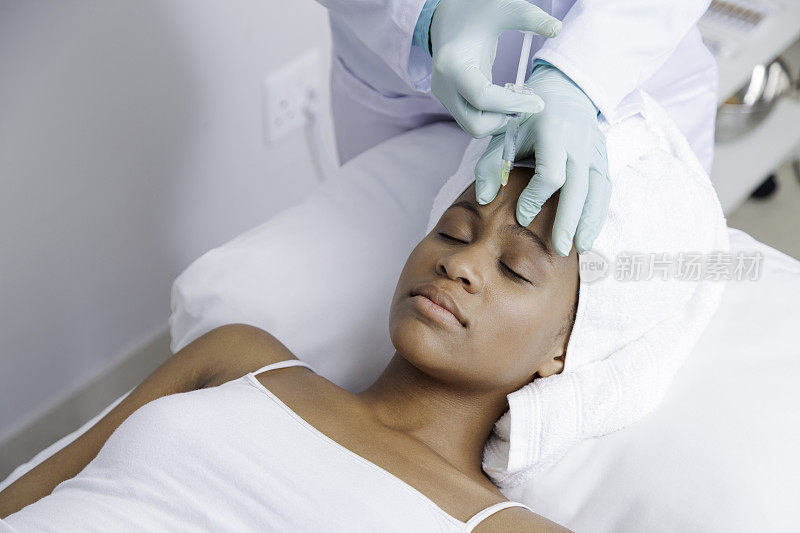 一名非洲病人正在接受面部光疗法