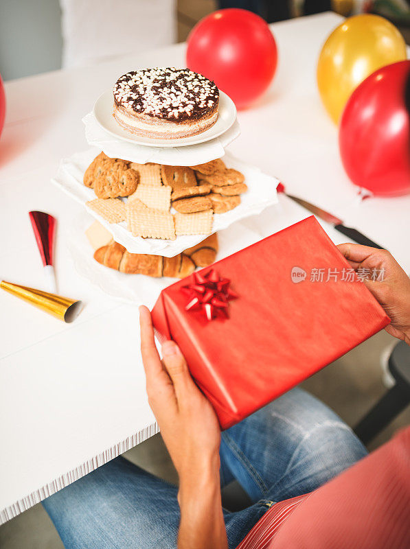 那家伙正在拆生日礼物