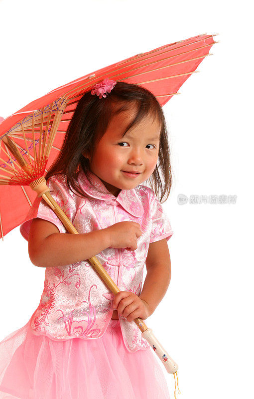 一个中国小孩从伞下向外偷看
