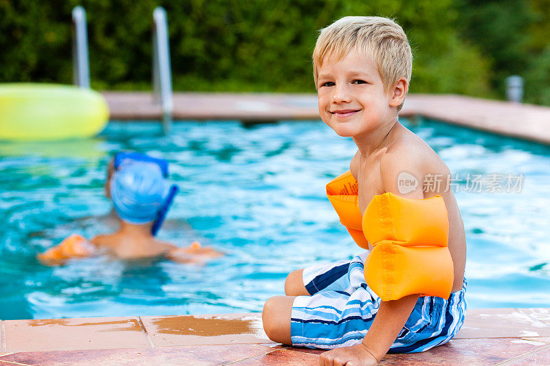 游泳池旁边的小男孩