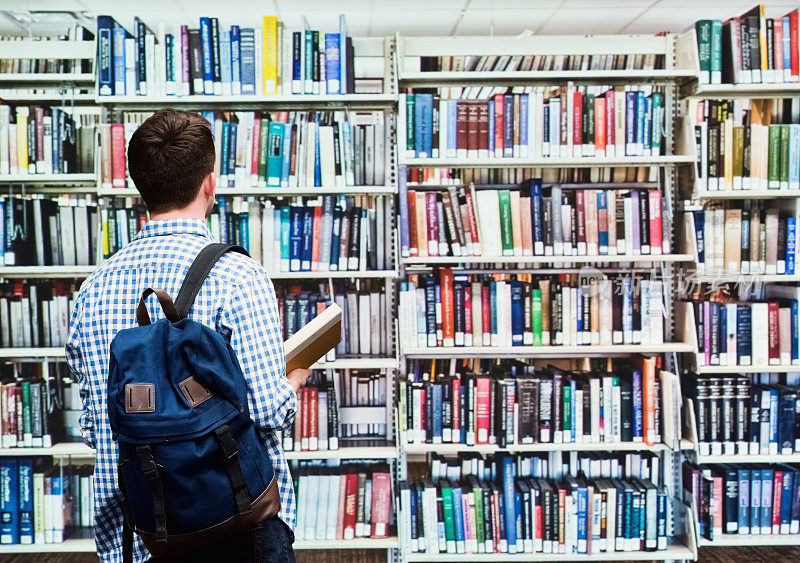 学生站在图书馆的后视图