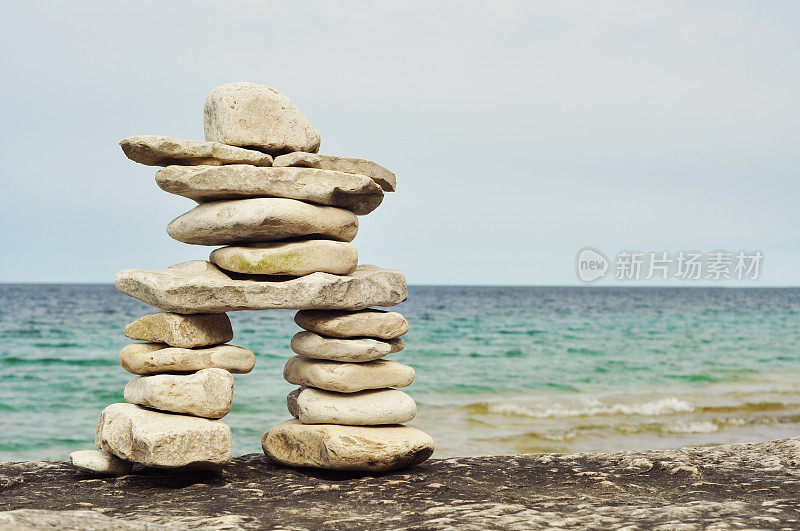 海滩上堆积的石头的特写镜头