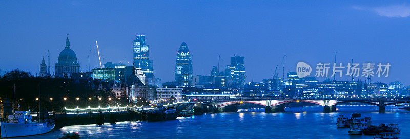 伦敦城市天际线和泰晤士河在黎明英国