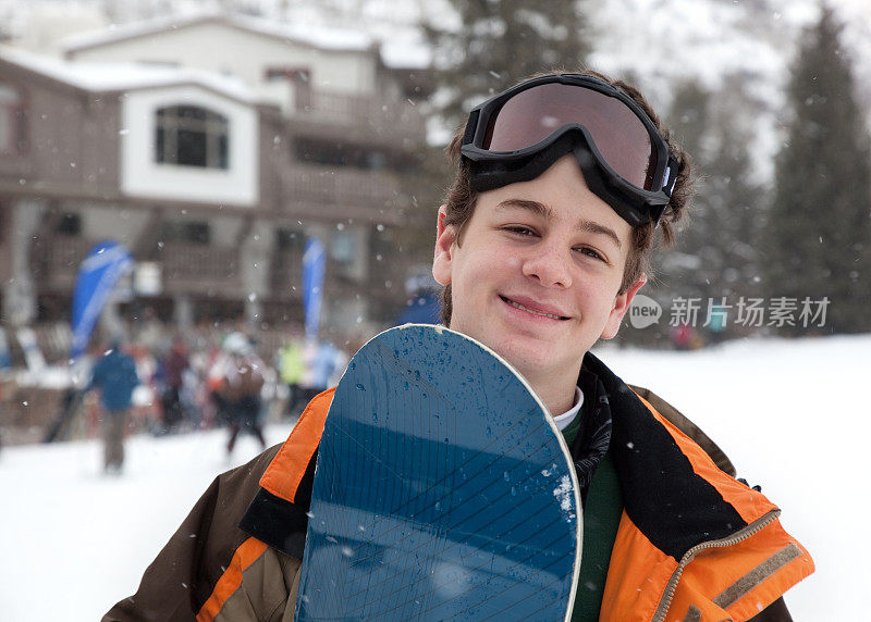 青少年单板滑雪的肖像