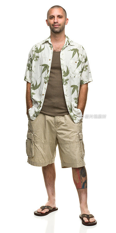 穿着夏威夷衬衫和短裤的心满意足的男人