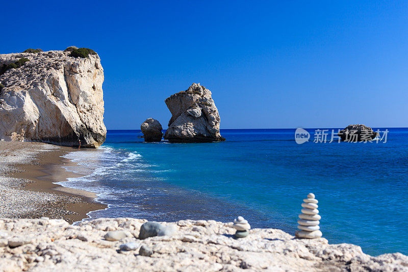 塞浦路斯阿芙罗狄蒂海滩-平衡的石头