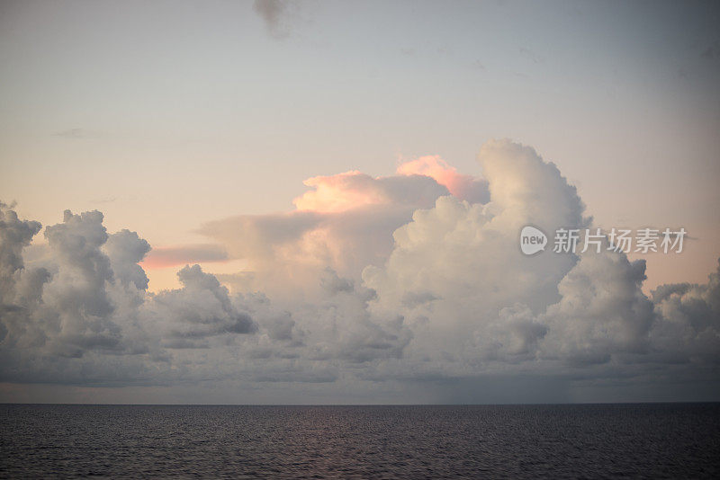 墨西哥湾上空的雨云