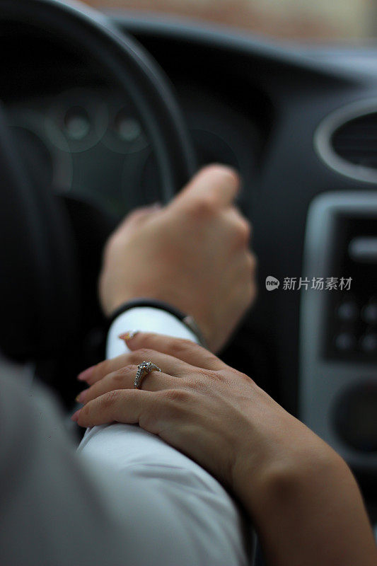 新婚夫妇牵手在车的特写