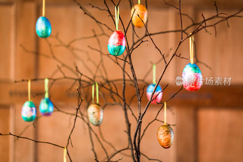 彩绘复活节彩蛋挂在教堂内的树上