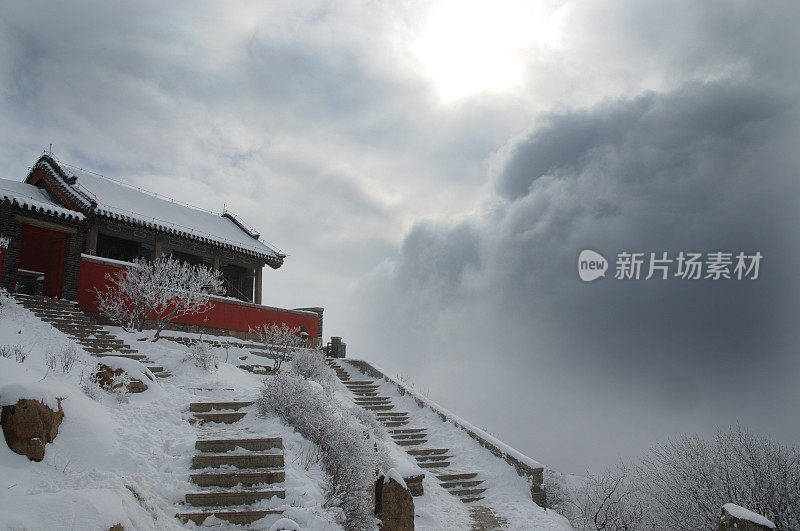 泰山在雪中