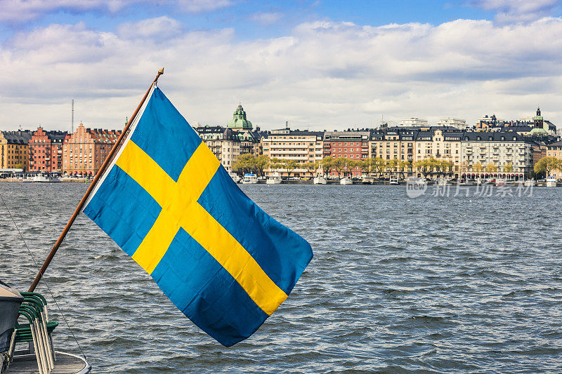 斯德哥尔摩市中心的景色，挂着瑞典国旗
