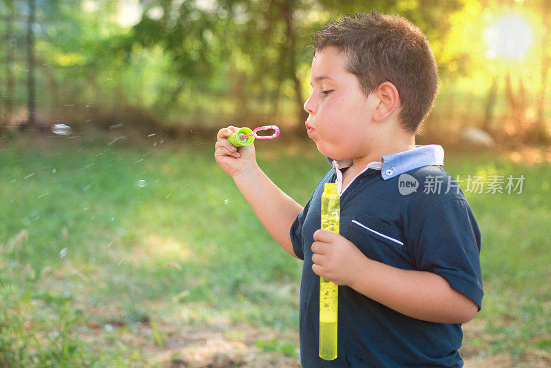 孩子戳破肥皂泡