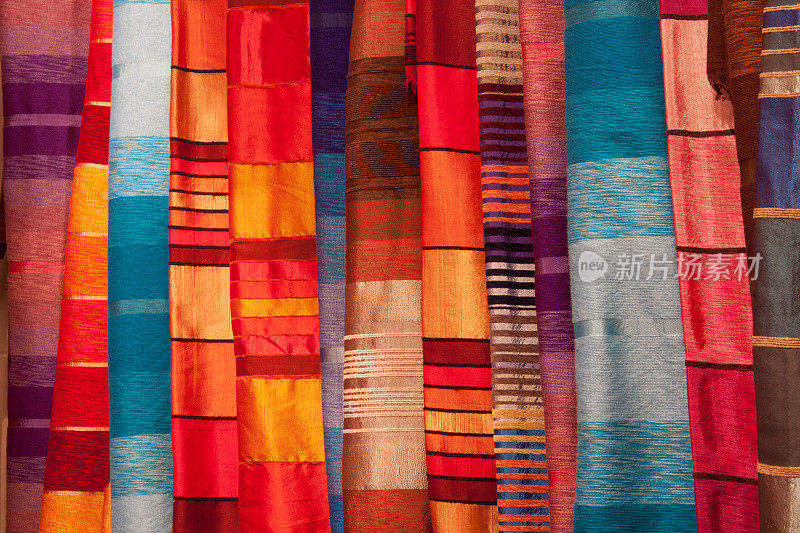摩洛哥马拉喀什市场上五颜六色的围巾