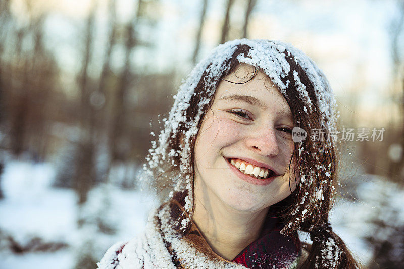 滑稽的少女肖像，头发上有雪