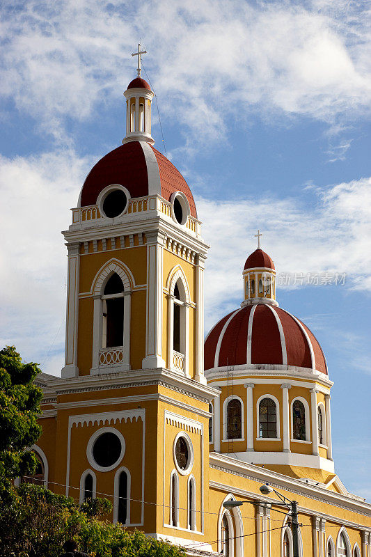 尼加拉瓜格拉纳达大教堂的塔和圆顶