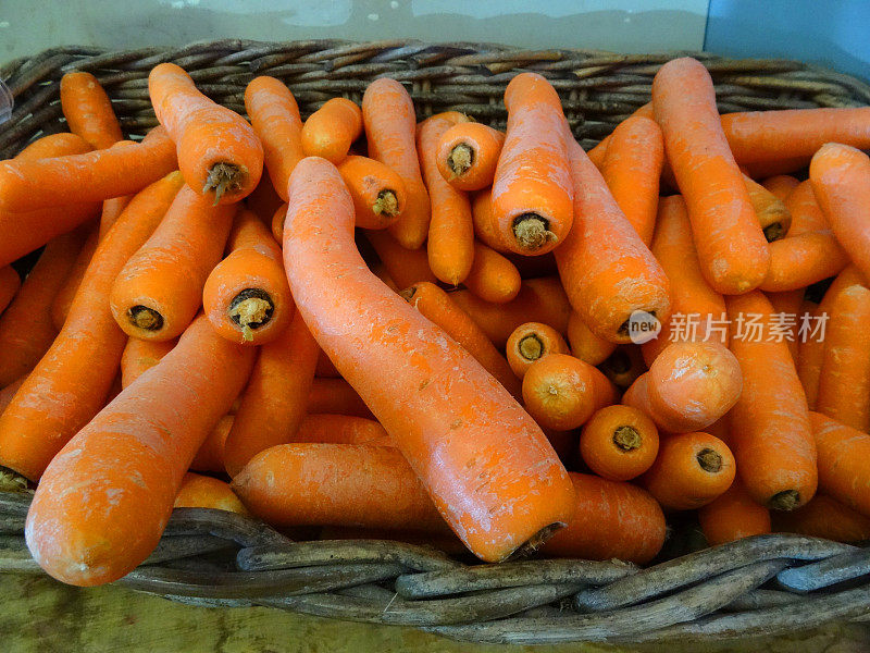 新鲜胡萝卜柳条篮子在农家商店的形象