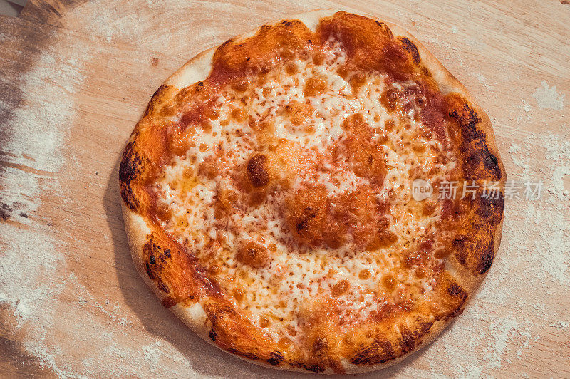 美食披萨出自木材烧披萨烤箱