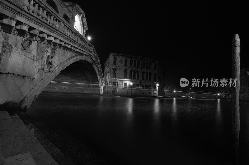 长曝光照片在夜晚的威尼斯桥下，意大利