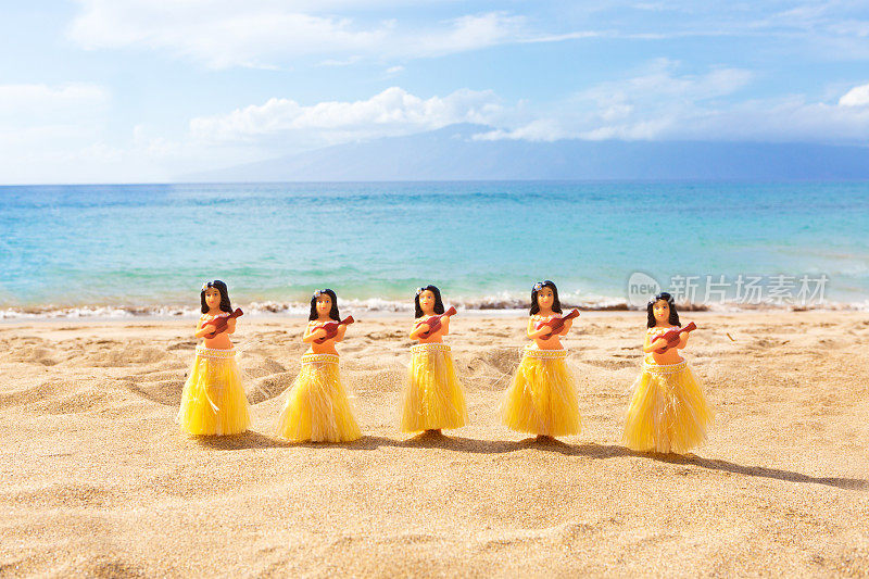 夏威夷草裙舞人偶在毛伊岛卡纳帕里海滩跳舞