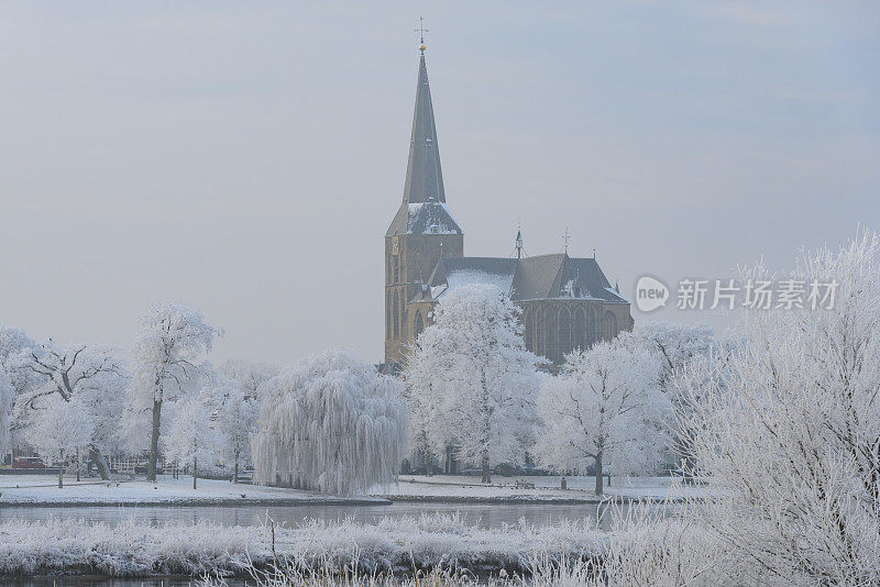 冬天在IJssel河在Kampen的Bovenkerk