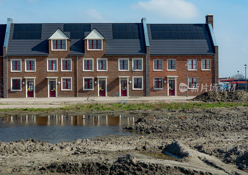 全新的房子石头带太阳能板的房子