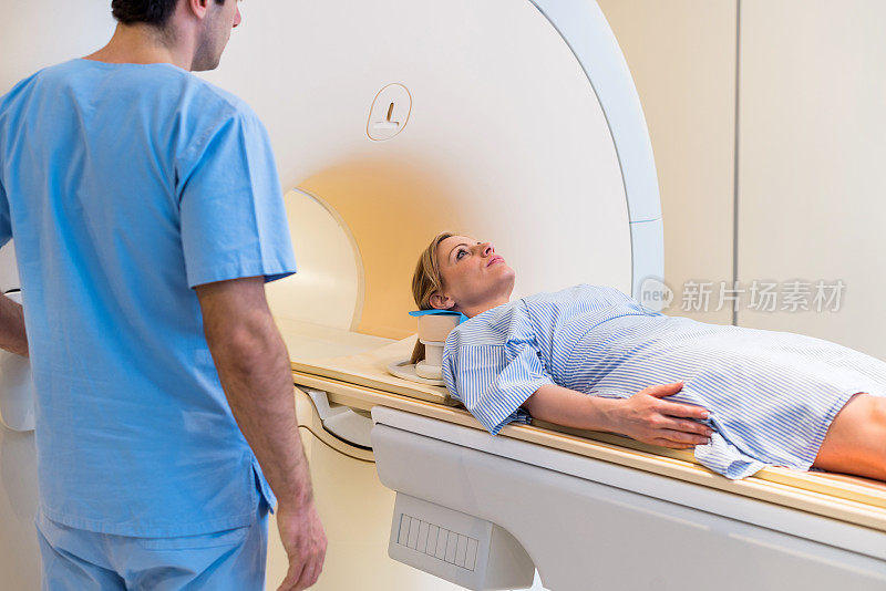 女性患者约接受核磁共振扫描。