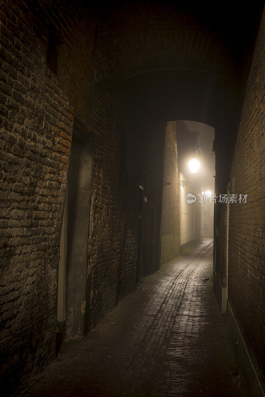 雾天夜里漆黑的小巷