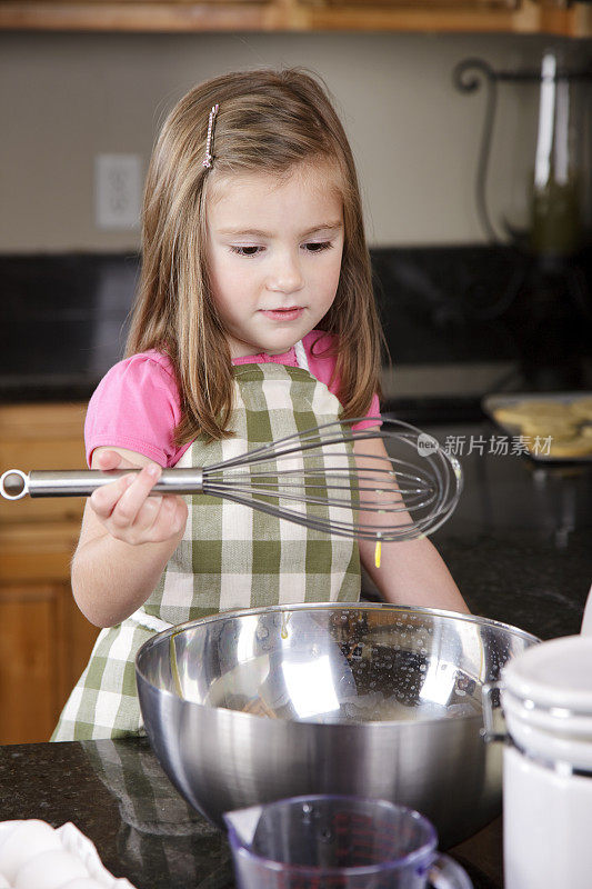 小女孩在厨房里烘焙