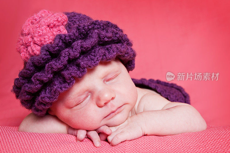 戴着针织帽的睡着的女婴