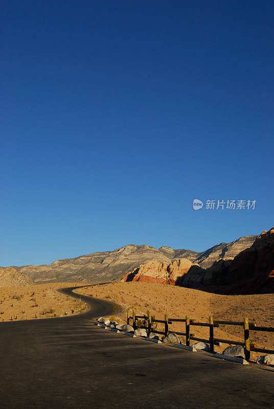 风景优美的驱动器。红岩峡谷，内华达州。