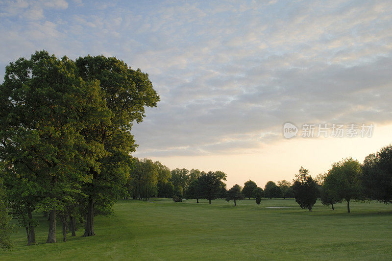 高尔夫球场日落时的云朵