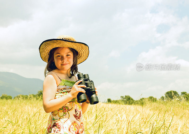 拿着双筒望远镜的乡下女孩