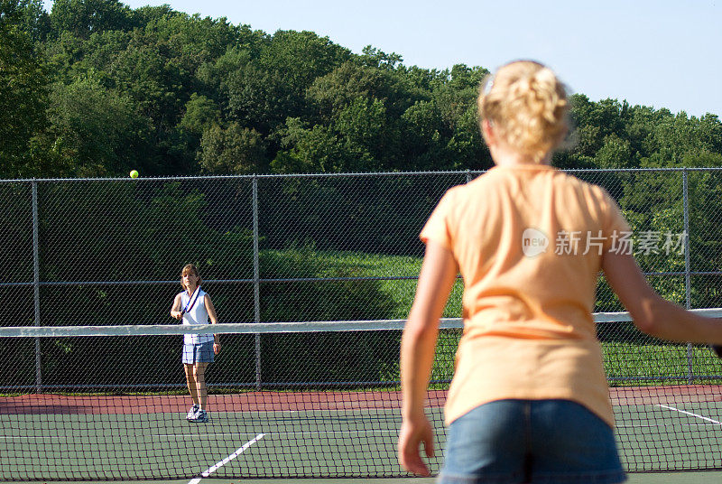 母亲,女儿打网球