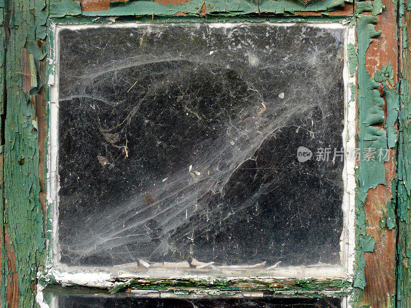 布满蜘蛛网的老式窗户